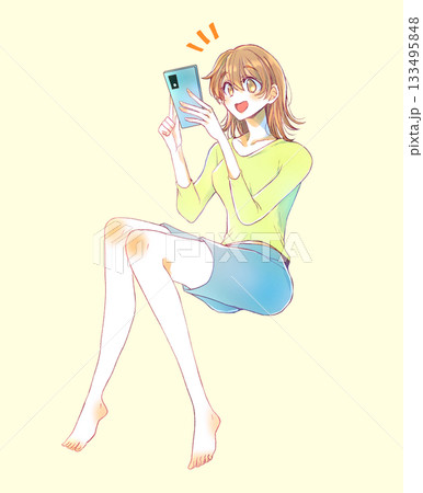 嬉しそうにスマホを触る女性　座る 133495848