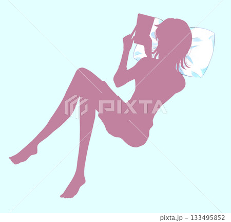 仰向けで嬉しそうにスマホを触る女性 枕 シルエット 仰向けで嬉しそうにスマホを触る女性 枕 シルエット 133495852