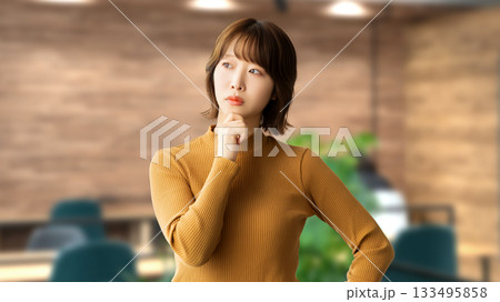 考えごとをする女性・ビジネスウーマン 133495858
