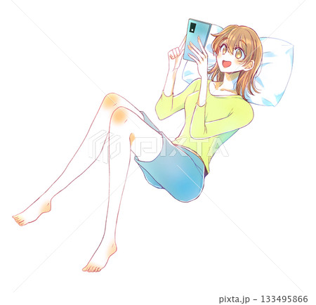 仰向けで嬉しそうにスマホを触る女性　枕 133495866