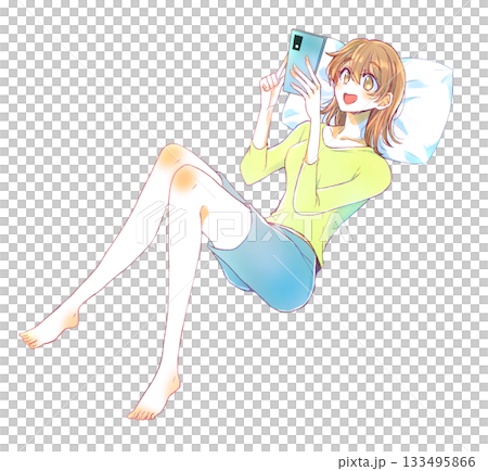 仰向けで嬉しそうにスマホを触る女性　枕 133495866