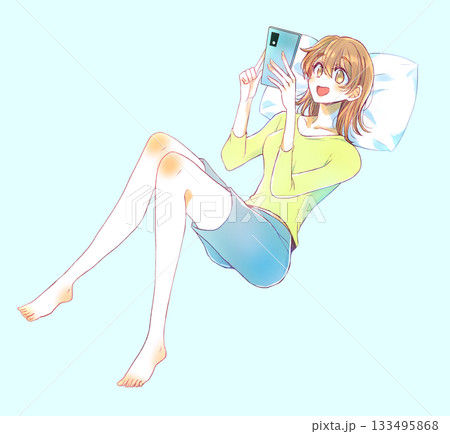 仰向けで嬉しそうにスマホを触る女性　枕 133495868