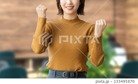 ガッツポーズをする女性・ビジネスウーマン 133495870