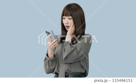 スマートフォンの画面を見て驚く女性・ビジネスウーマン スマートフォンの画面を見て驚く女性・ビジネスウーマン 133496151