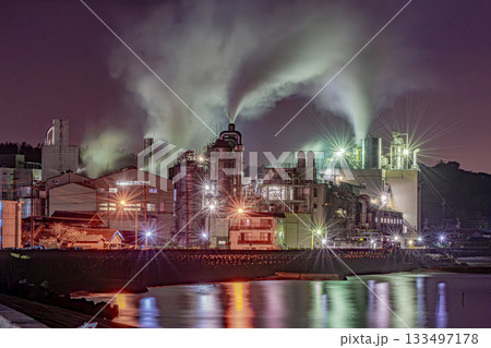 工場夜景 133497178