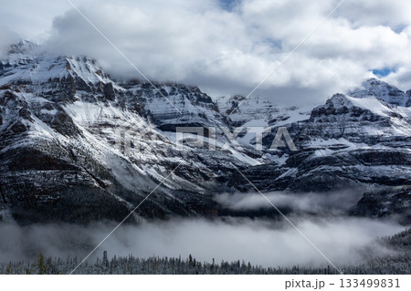 雲を纏う壮大なカナダの雪山 133499831