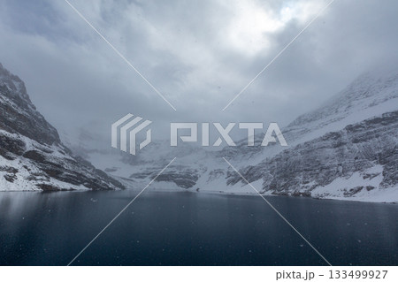 降雪に煙る幻想的な山の湖 降雪に煙る幻想的な山の湖 133499927