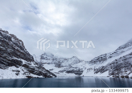 雪に包まれた静寂のマッカーサー湖 133499975