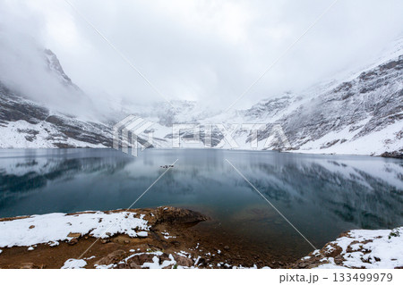 霧と雪に煙る高山の湖 霧と雪に煙る高山の湖 133499979