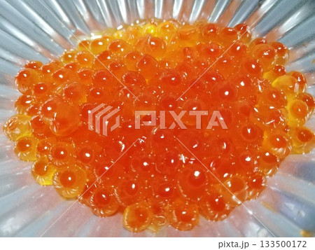海鮮高級食材 銀紙に盛り付けられた新鮮なオレンジ色のいくらのクローズアップ 海鮮高級食材 銀紙に盛り付けられた新鮮なオレンジ色のいくらのクローズアップ 133500172
