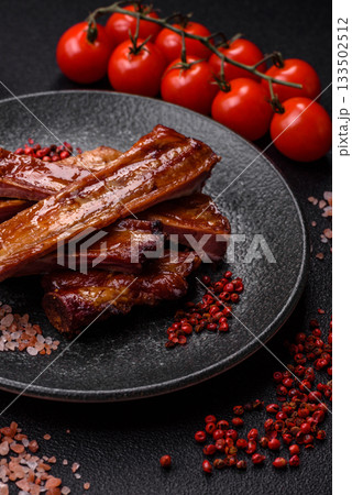 Grilled or barbecued pork or beef ribs with sauce. Cooked or smoked ribs 133502512
