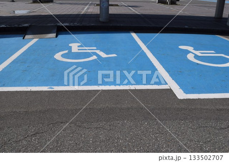 車椅子マーク 思いやり駐車場 133502707