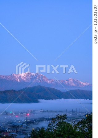 朝霧に包まれる大町市街地と夜明けの後立山連峰 朝霧に包まれる大町市街地と夜明けの後立山連峰 133503207