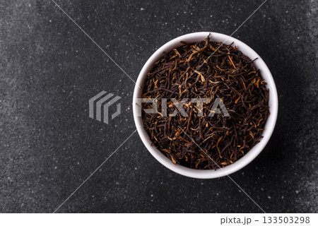 Golden black tea, dried leaves of a Chinese or Indian breakfast drink. Black tea dried leaves 133503298