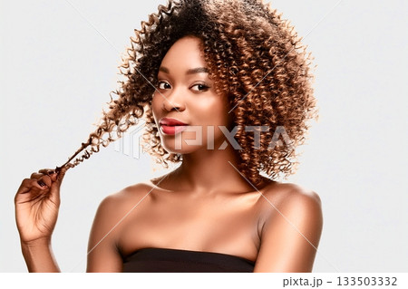 髪の毛のカールを自慢する女性 133503332