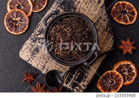Golden black tea, dried leaves of a Chinese or Indian breakfast drink. Black tea dried leaves 133503400