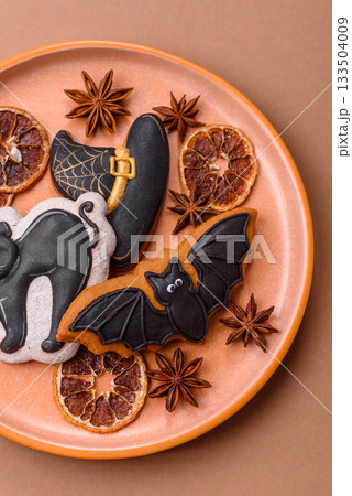 Halloween cookies, sweets, or gingerbread, a cat, a bat, and a hat. Halloween gingerbread Halloween cookies, sweets, or gingerbread, a cat, a bat, and a hat. Halloween gingerbread 133504009