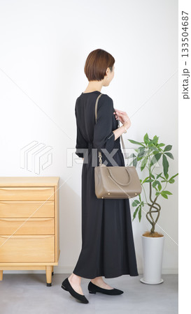 女性の秋冬ファッションコーディネート全身(縦向き) 女性の秋冬ファッションコーディネート全身(縦向き) 133504687