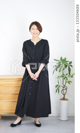 女性の秋冬ファッションコーディネート全身（縦向き） 133504689