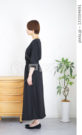 女性の秋冬ファッションコーディネート全身（縦向き） 133504691