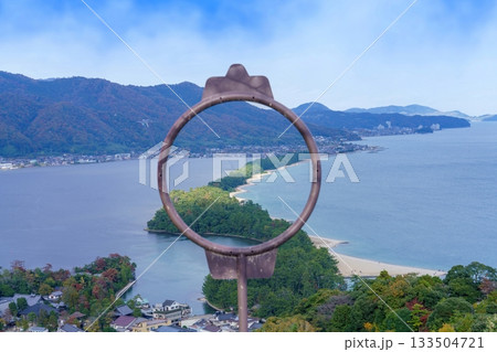 かわらけ投げのターゲット越しに見る天橋立の絶景 133504721