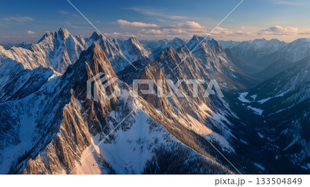 冬山稜線に朝光が差す大景 冬山稜線に朝光が差す大景 133504849