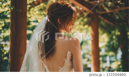 女性がベールで花嫁姿を見せる 133504860