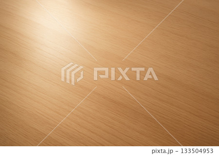 柔らかな光が差し込む磨かれた木の表面の背景 133504953