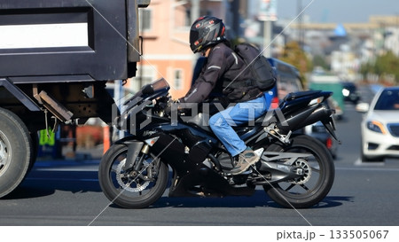 走行中のオートバイ 133505067