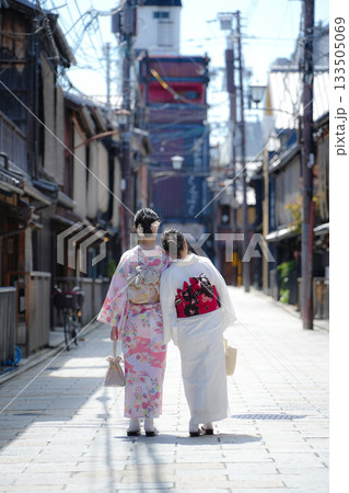 伝統的な街並みを歩く着物姿の女性二人の後ろ姿。京都、日本 伝統的な街並みを歩く着物姿の女性二人の後ろ姿。京都、日本 133505069
