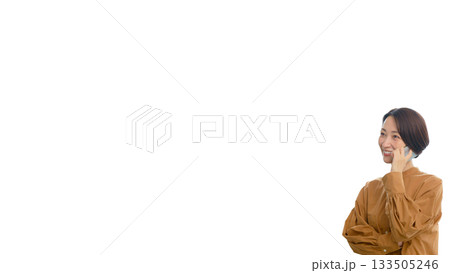 電話をしている女性(中) 133505246