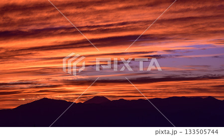 富士山と大山・丹沢山塊の夕焼け 富士山と大山・丹沢山塊の夕焼け 133505744