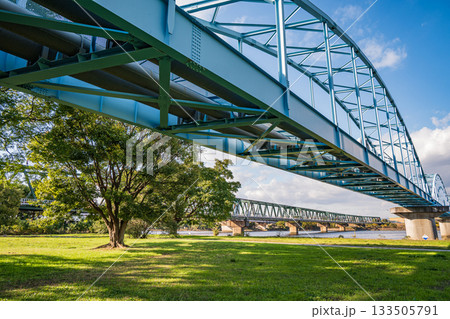 淀川河川公園長柄地区を通る水管橋と阪急千里線　大阪市 133505791