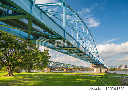 淀川河川公園長柄地区を通る水管橋と阪急千里線　大阪市 133505792