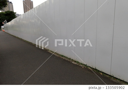 工事現場の仮囲い（万能鋼板） 133505902