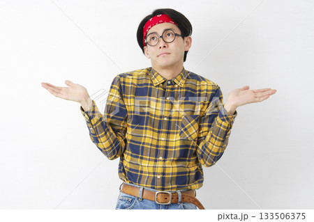 アキバ系の男性 ギブアップのジェスチャー 白背景 アキバ系の男性 ギブアップのジェスチャー 白背景 133506375