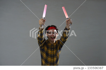 ペンライトを持つアキバ系の男性 133506387