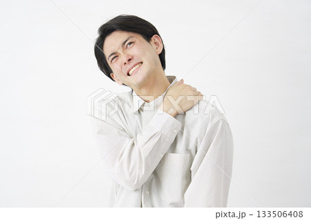 男性　肩こり　白背景 133506408