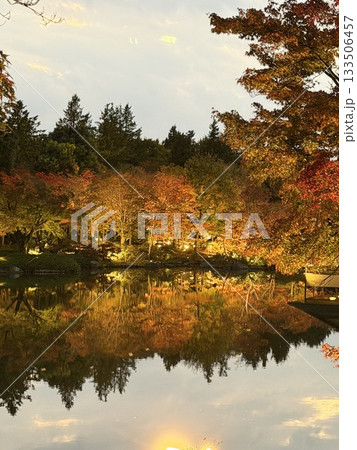 水面に映る紅葉 水面に映る紅葉 133506457