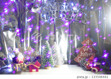 キラキラしたクリスマスツリー 133506481