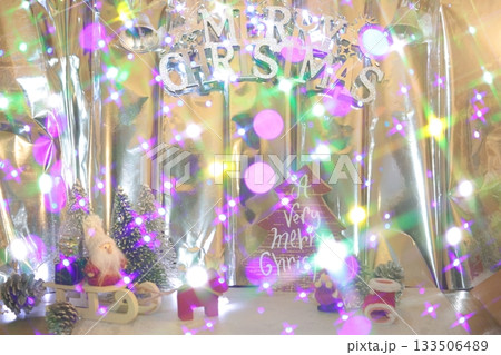 クリスマスツリーのイルミネーションに飾られたイルミネーション クリスマスツリーのイルミネーションに飾られたイルミネーション 133506489