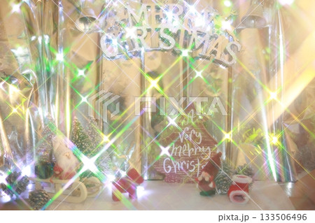 クリスマスツリーの飾りが付いたオーナメント 133506496