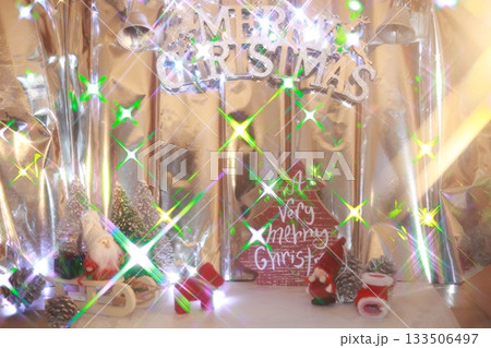 クリスマスツリーの飾りが付いたオーナメント 133506497