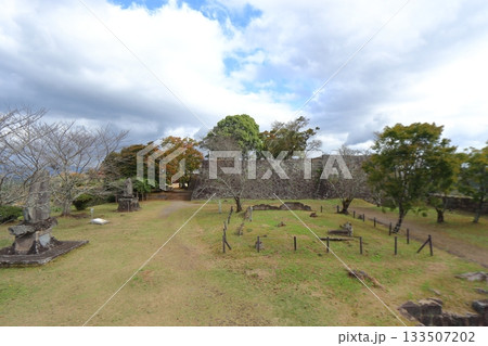 岡城 三の丸から眺める本丸・御三階櫓跡方面の景色(大分県竹田市) 岡城 三の丸から眺める本丸・御三階櫓跡方面の景色(大分県竹田市) 133507202