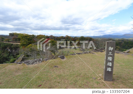 岡城 御三階櫓跡と三の丸方面の景色（大分県竹田市） 133507204