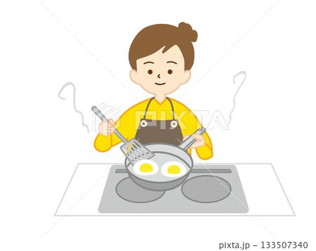フライパンで料理をする女性 133507340
