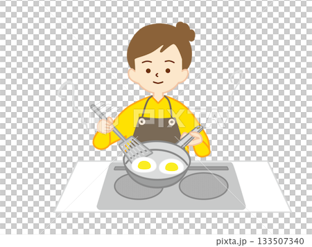 フライパンで料理をする女性 133507340