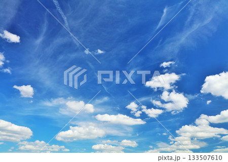 秋の青空と雲 秋の青空と雲 133507610