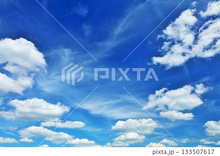 秋の青空と雲 133507617
