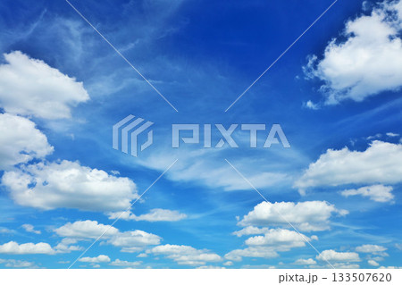 秋の青空と雲 秋の青空と雲 133507620